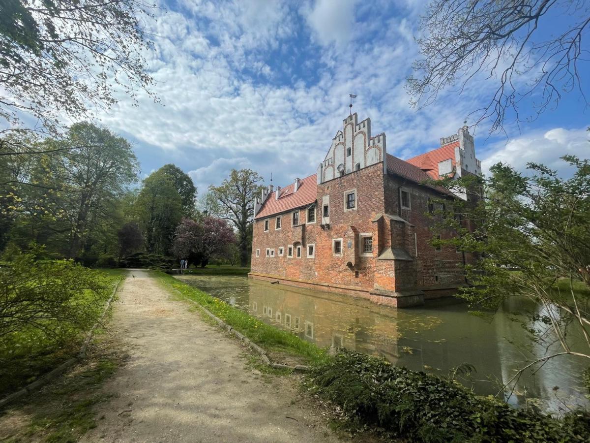 Zamek Na Wodzie W Wojnowicach Bed and Breakfast Wojnowice  Buitenkant foto